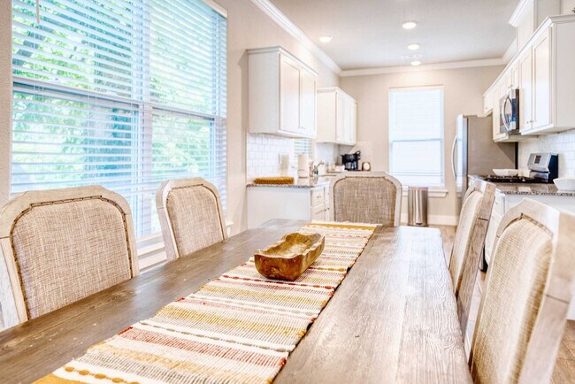 Building Photo - 909 W Eagle St