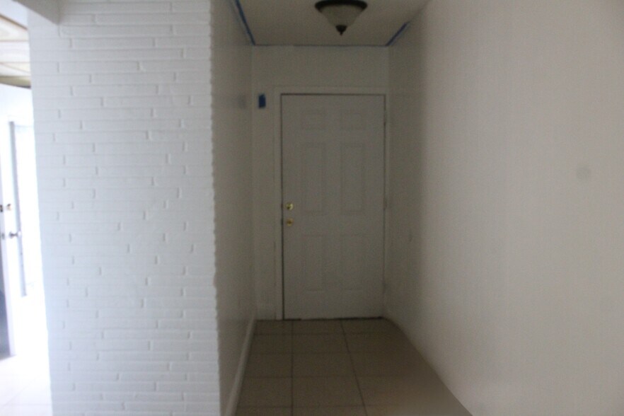 Building Photo - 20600 NW 7th Ave