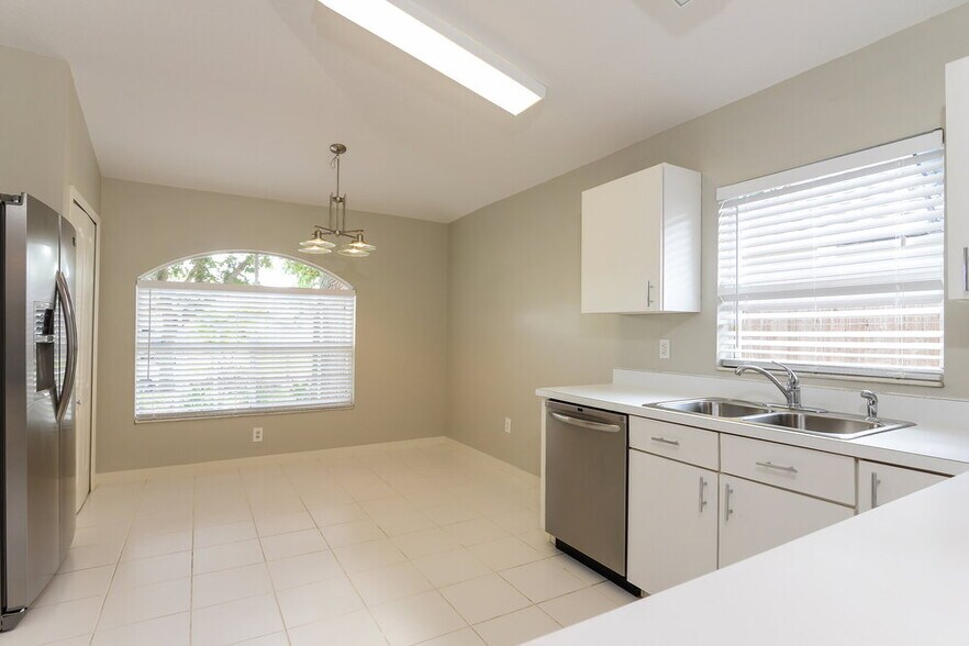 Building Photo - 9339 Hidden Water Cir