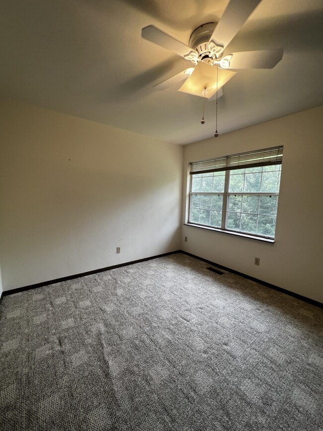 Building Photo - 18 Warren Pl