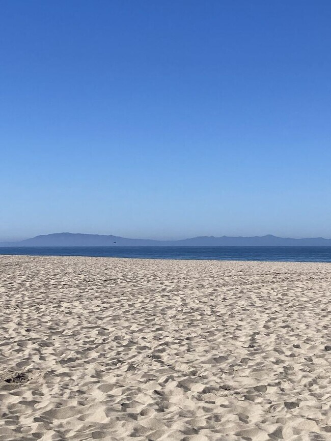 Building Photo - Relaxing Condo just steps away from the be...