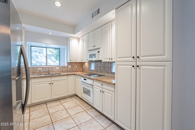 Building Photo - 7240 N Dreamy Draw Dr
