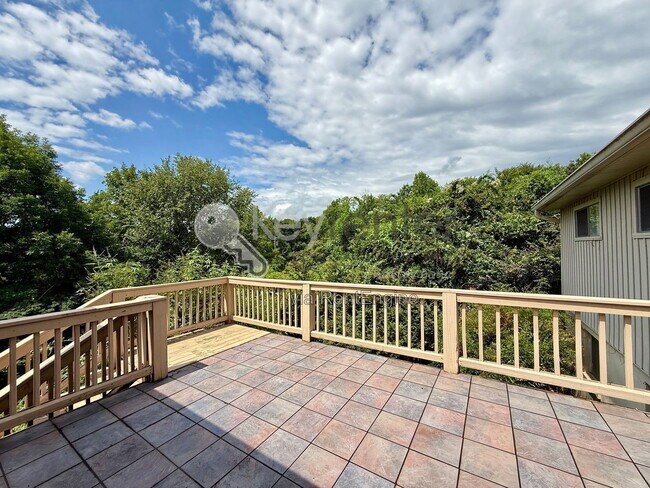 Building Photo - 1406 Highland Way