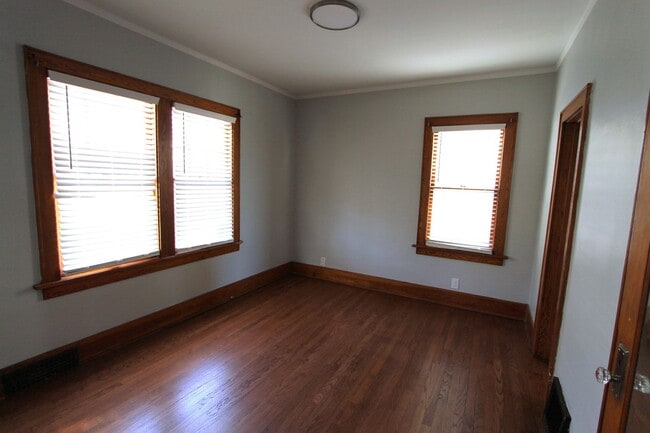 Building Photo - Spacious 3 bedroom 1.5 bathroom home with ...
