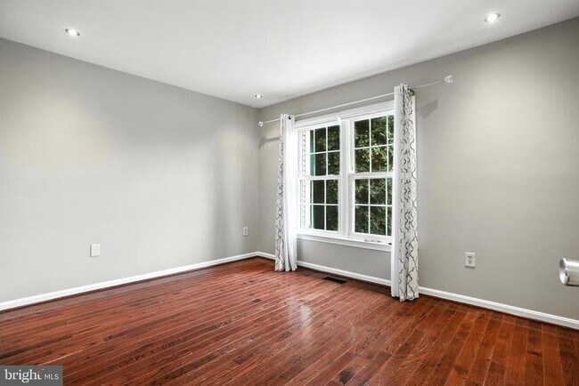 Building Photo - 12863 Mill Brook Ct