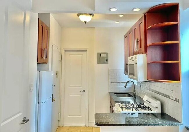 Building Photo - 1 bedroom in New York NY 10019