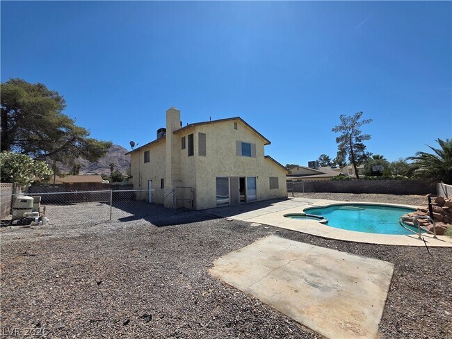 Building Photo - 1745 Mt Hood St