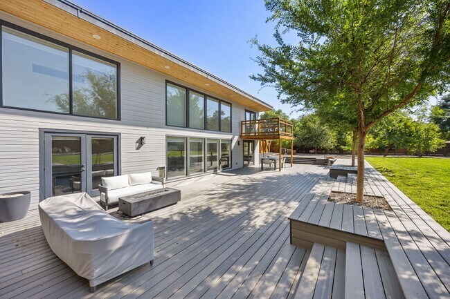 Building Photo - 5 bed 3.5 Bath Home in North Boulder W/Large Backyard, Swimming Pool & Jacuzzi!