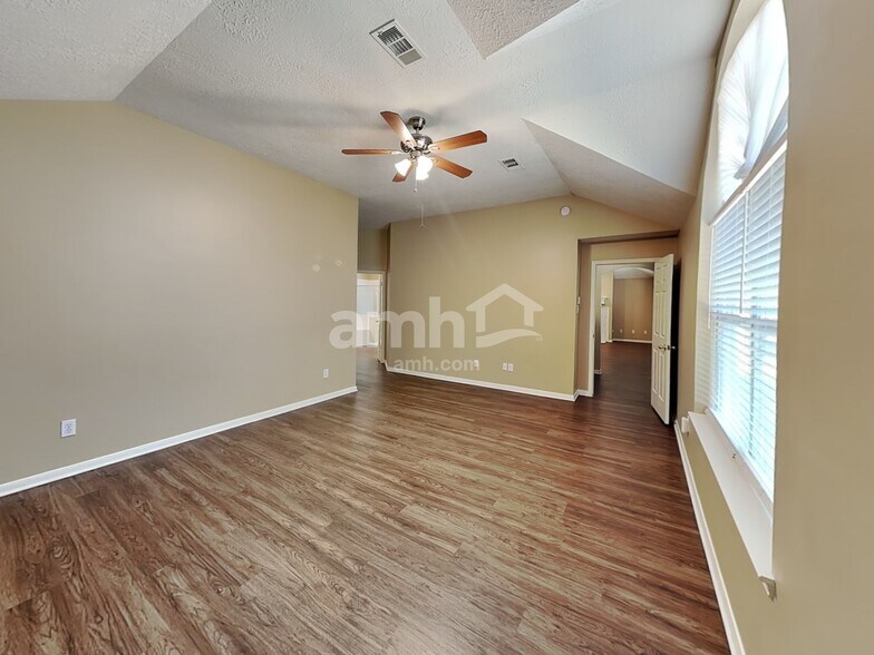 Building Photo - 1907 W Welsford Dr