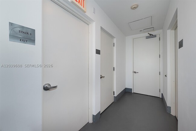 Building Photo - 16001 Collins Ave