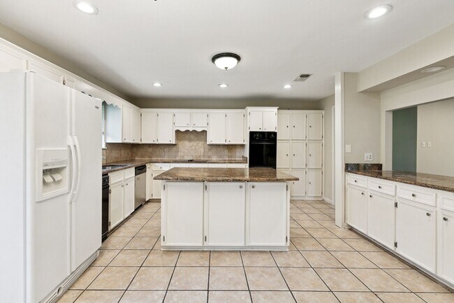 Building Photo - 12037 Oak Haven Ave