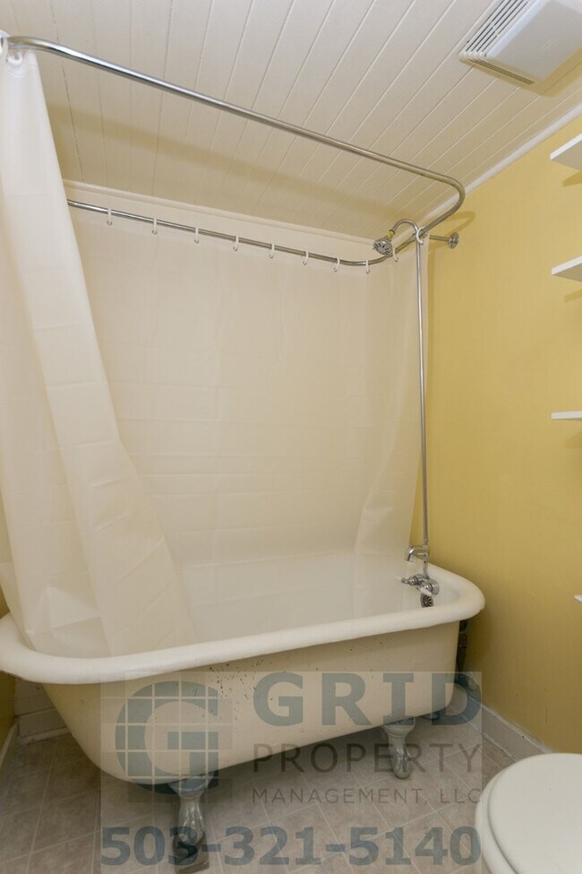 Building Photo - Two Bedroom Apartment Available in Milwaukie!