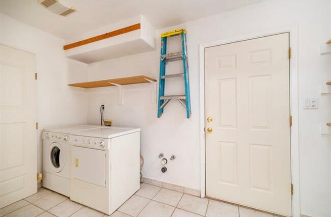 Building Photo - 3258 Nizhoni Dr