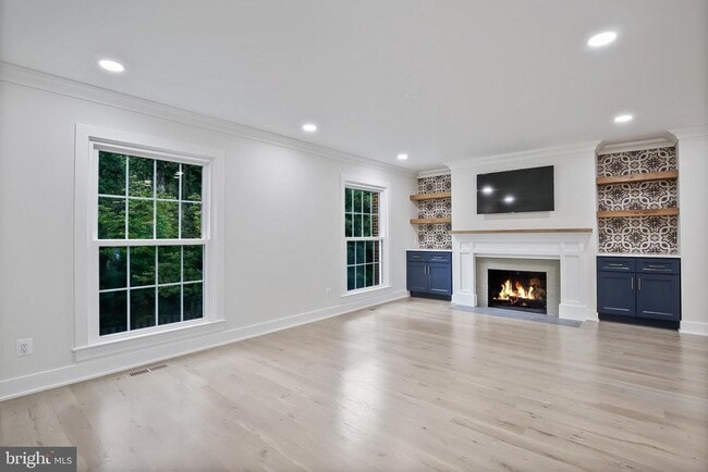 Building Photo - 165 E St NE