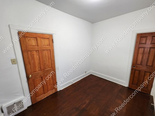 Building Photo - Spacious 3 bedroom house