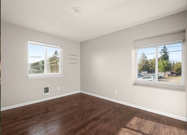 Building Photo - Spacious 2-Bedroom Duplex Near Tacoma Mall...