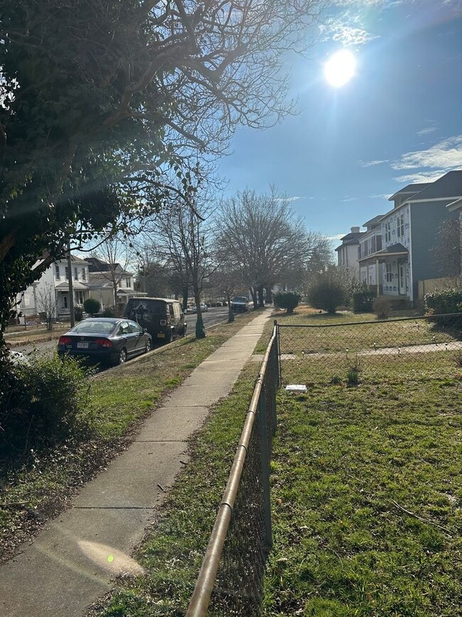 Building Photo - 5 bed 2 bath, central all electric HVAC, laundry, fenced yard house!