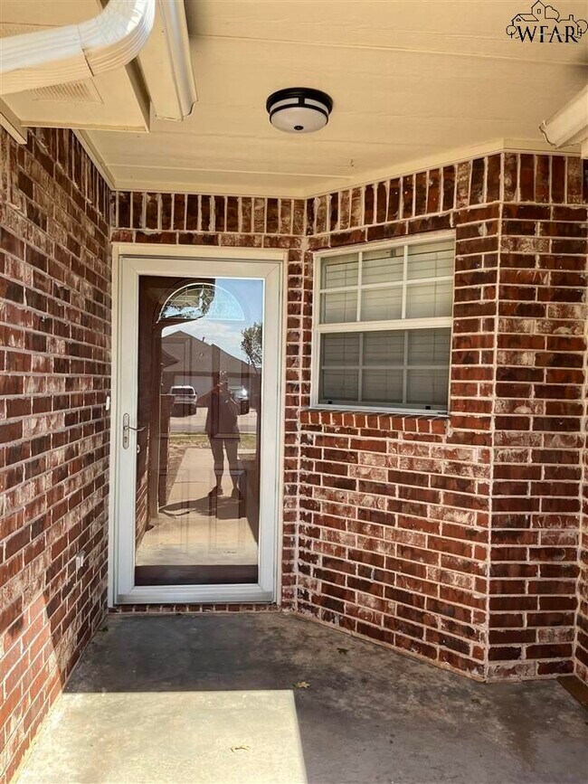 Building Photo - 5423 Flo Dr