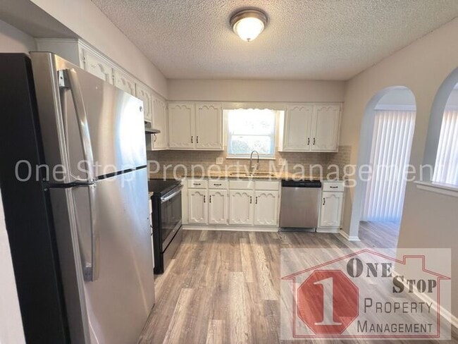 Building Photo - Beautiful 3 Bedroom 2 Bathroom Home in Blu...