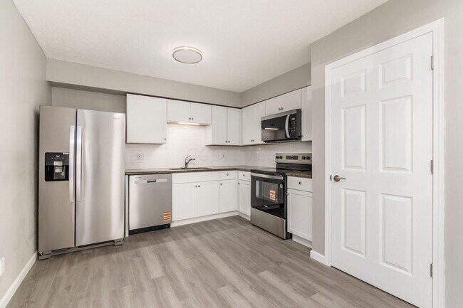 Building Photo - 1865 Willoway Cir N