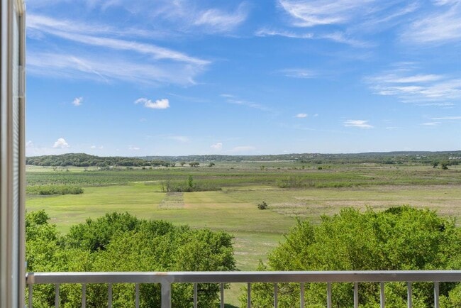 Building Photo - 970 Parkview Dr