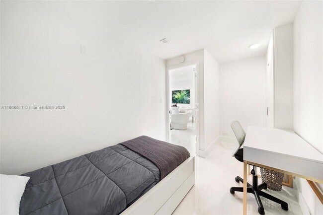 Building Photo - 5055 Collins Ave