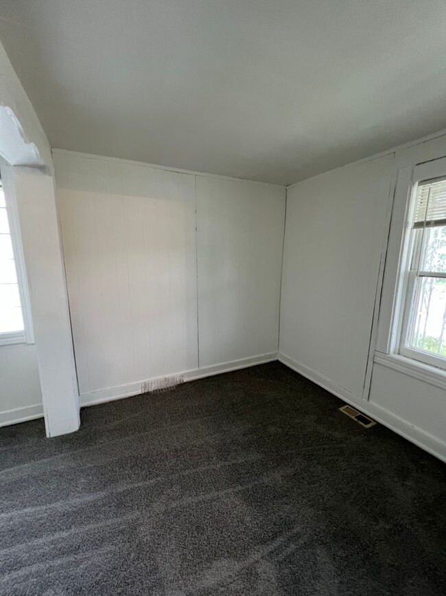 Building Photo - 3 Bedroom 1 Bath - $1,150