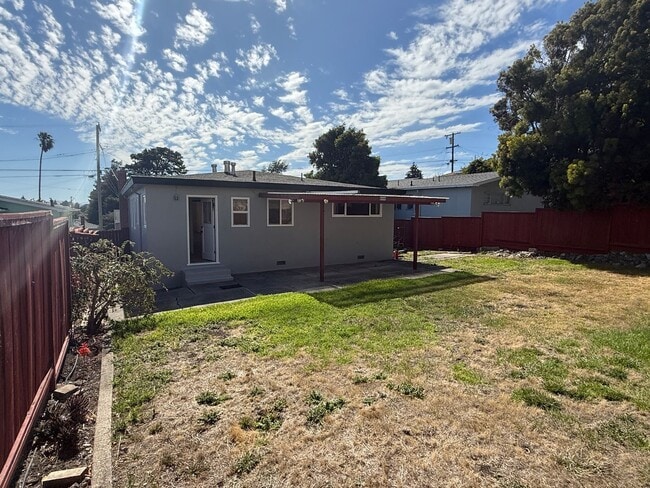 Building Photo - Spacious 3 bedroom, 1.5 bathroom Home in R...