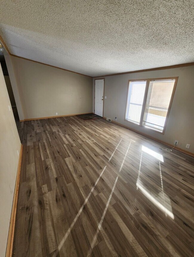 Building Photo - 3 Bed 2 Bath