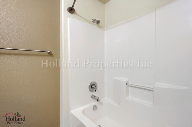 Building Photo - 670 NE Roydon Ln