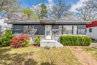 Building Photo - Modern meets charming
