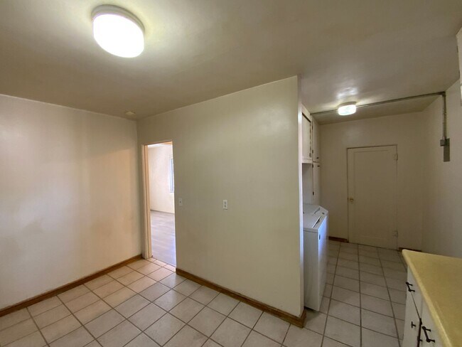 Building Photo - 2 Bedroom Single Story Home Available Near...