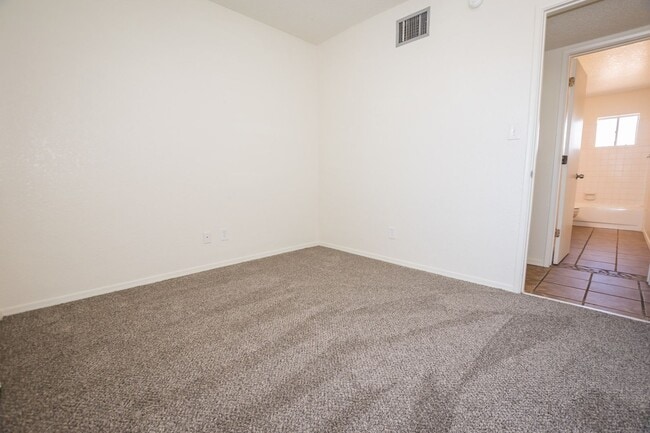 Building Photo - Charming Property Features 3 Bedrooms, 2 B...