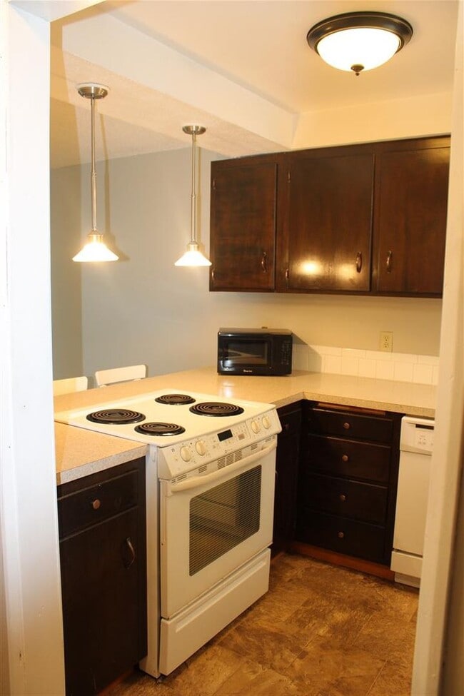 Building Photo - Beautiful 2 Bedroom 1.5 Bathroom Condo!