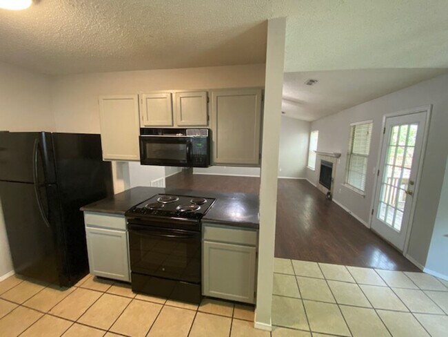 Building Photo - Cute 3 bedroom home in west Fayetteville