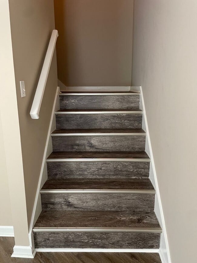 Building Photo - Beautiful 2 bed, 1 full, 2 half bath 2 sto...