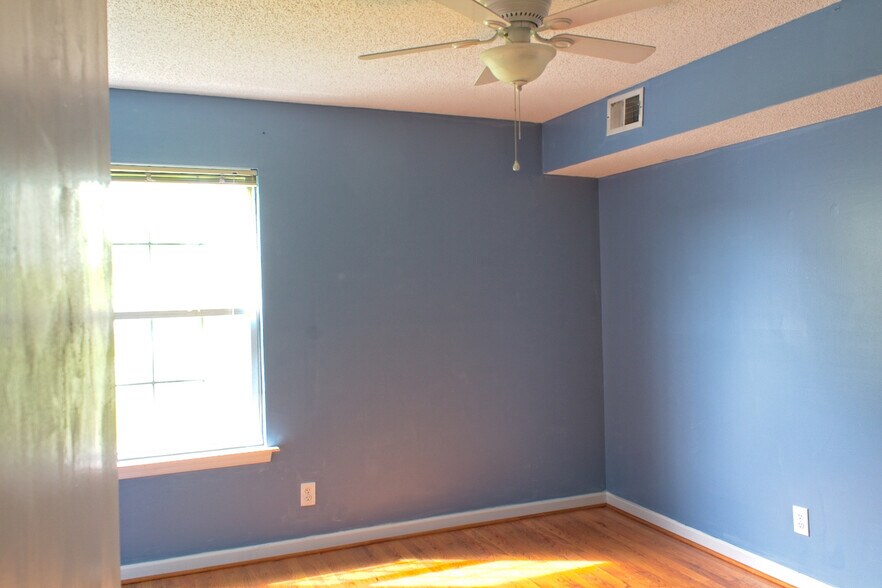 Building Photo - 2269 Essex Dr