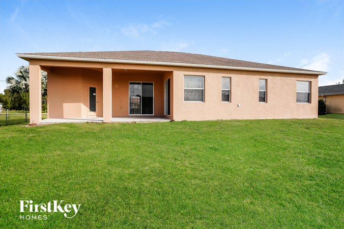 Building Photo - 226 Manasota St
