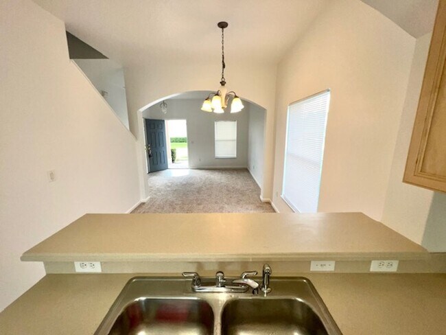 Building Photo - Remodeled Kitchen!! Wonderful Avalon Park-...