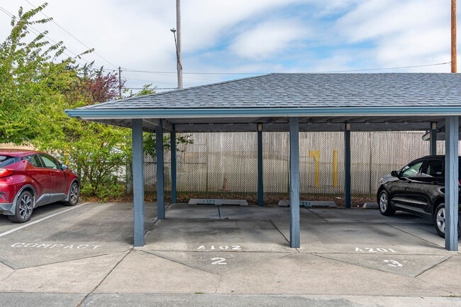 Building Photo - 2 Bed 1 Bath Condo with an Office!