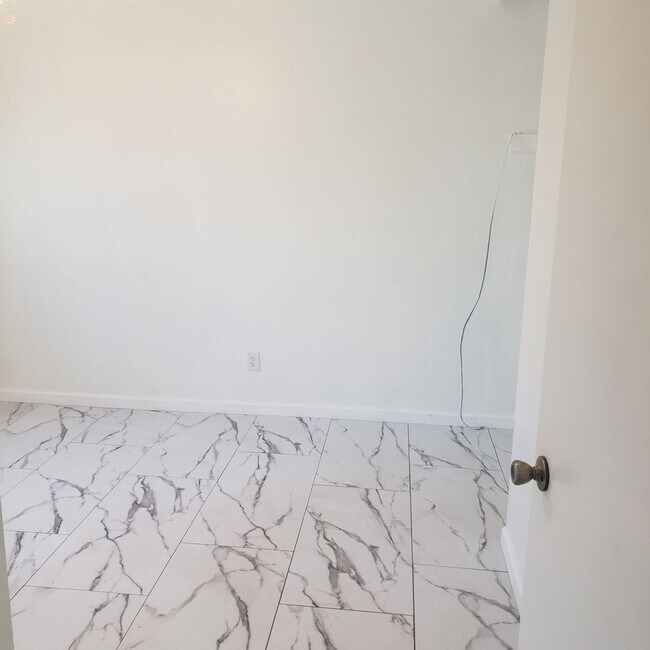 Building Photo - 6363 Carlo Dr