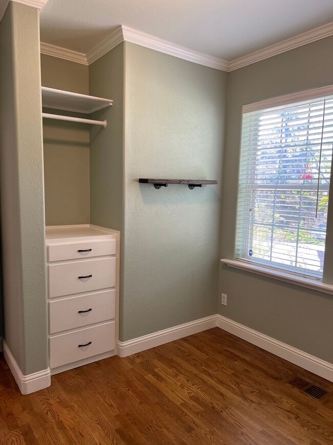 Building Photo - Prospects Heights Charmer 3bd / 2.5ba House