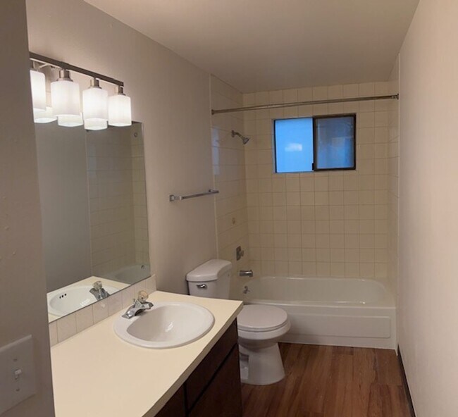 Building Photo - 1072