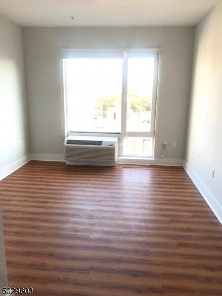 Building Photo - 1140 E St Georges Ave