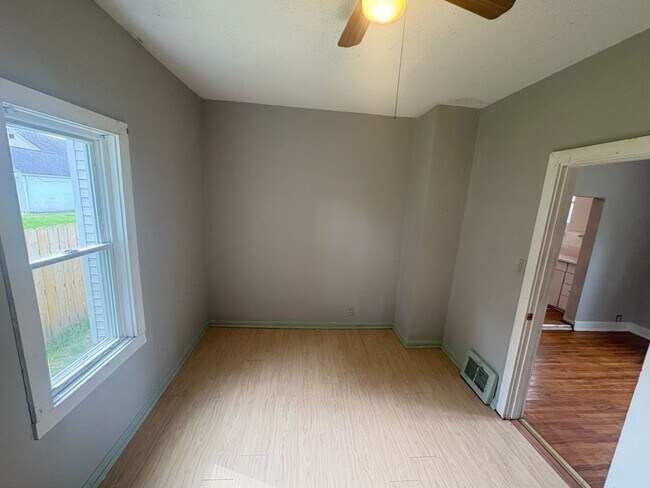 Building Photo - Cute 2 Bedroom Located Near Local Hospital