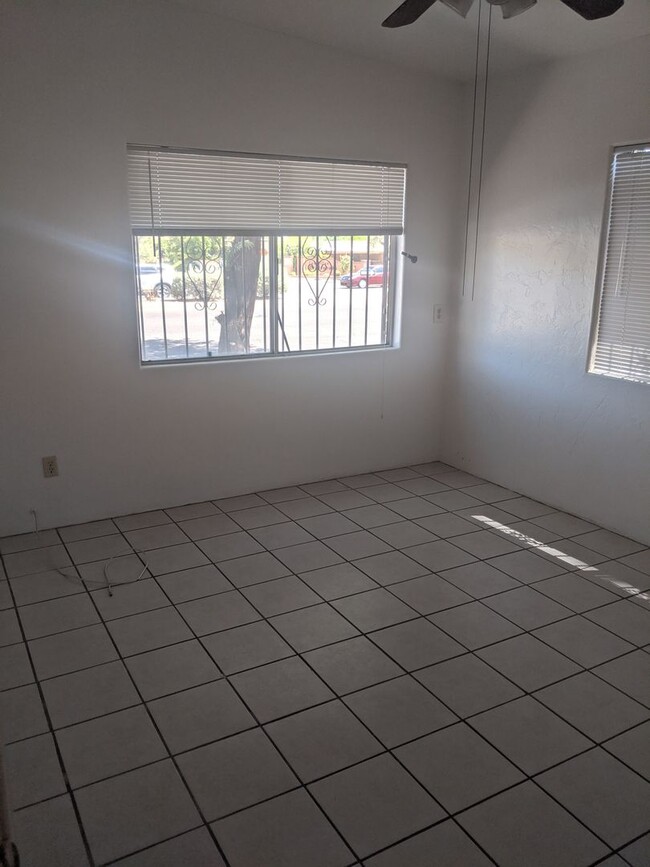 Building Photo - 1 Bedroom and 1 Bath Unit