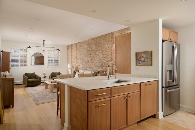 Building Photo - 1320 N La Salle Dr