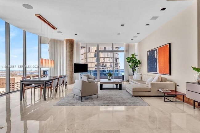 Building Photo - 200 Biscayne Blvd Way