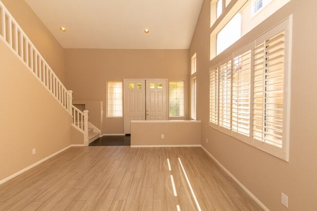 Building Photo - Spacious 3 Bed/2.5 Bath in Desirable UTC La Jolla Community of Toscana