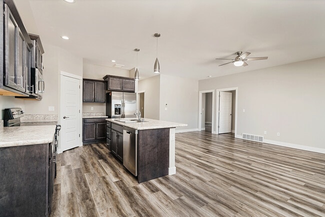 Building Photo - 913 Mission Oaks Dr